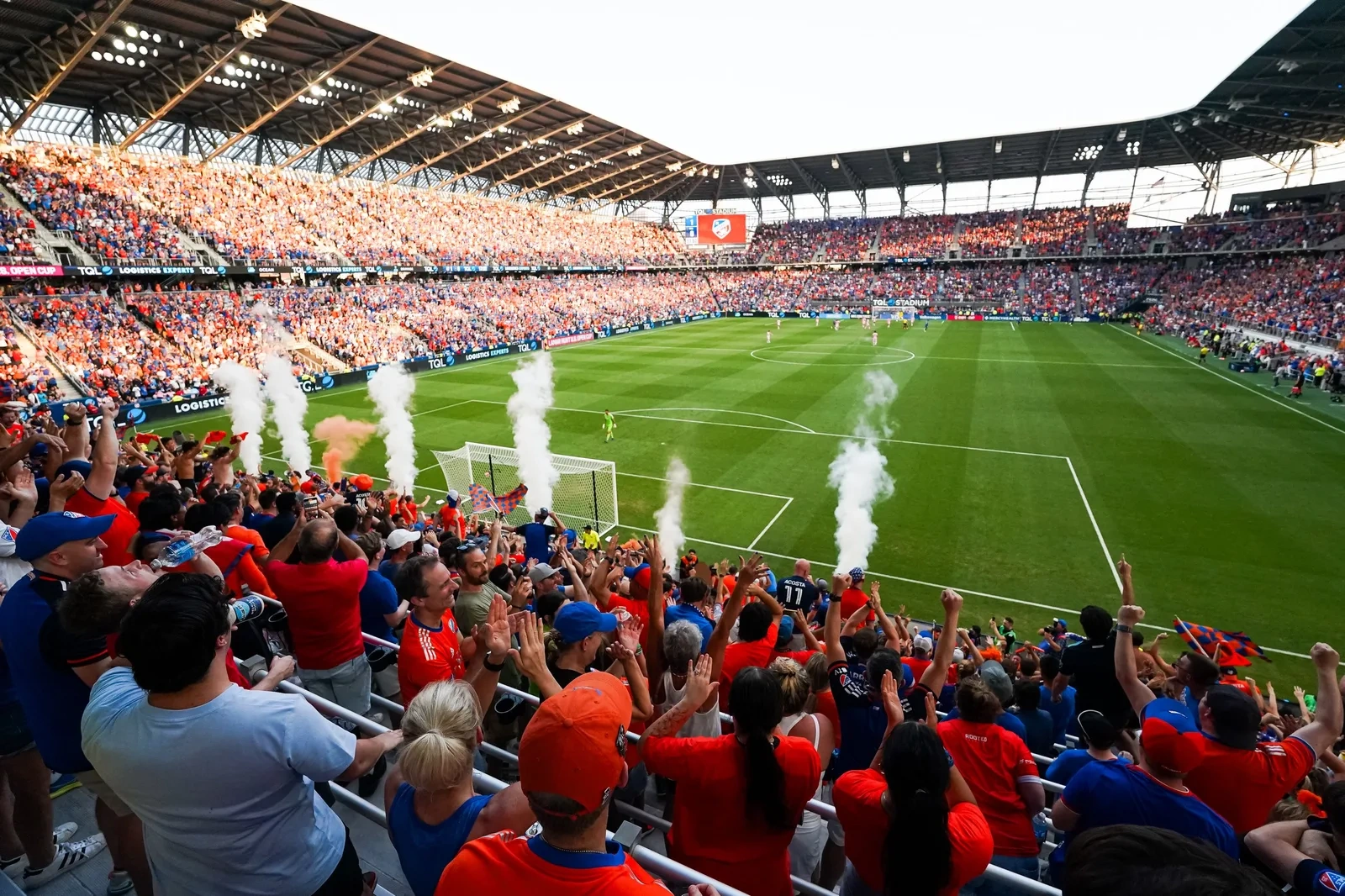 足球网合作的大型足球比赛现场直播画面